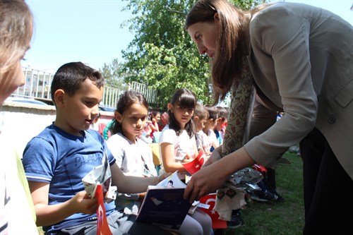 Sayın Kaymakamımız Fatma TURHAN KESER ilçemiz kütüphanesi bahçesinde öğrencilerle birlikte kitap okuma programı gerçekleştirdi.08.06.2022