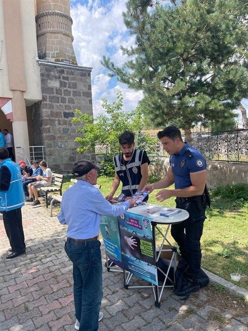 Emniyet Amirliğimiz personelince aile içi şiddete karşı önlem amacıyla stant kurularak vatandaşlara bilgilendirilme yapıldı(08.08.2022)